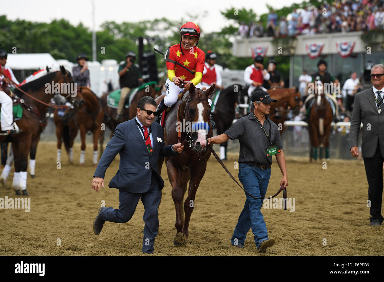 Mike Smith célèbre au sommet de justifier après avoir remporté le 150e exécution de la Belmont Stakes et devenir le 13e Triple Couronne gagnant. Banque D'Images