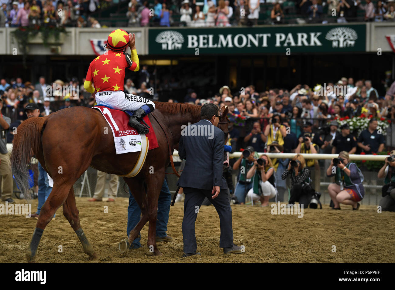 Mike Smith célèbre au sommet de justifier après avoir remporté le 150e exécution de la Belmont Stakes et devenir le 13e Triple Couronne gagnant. Banque D'Images