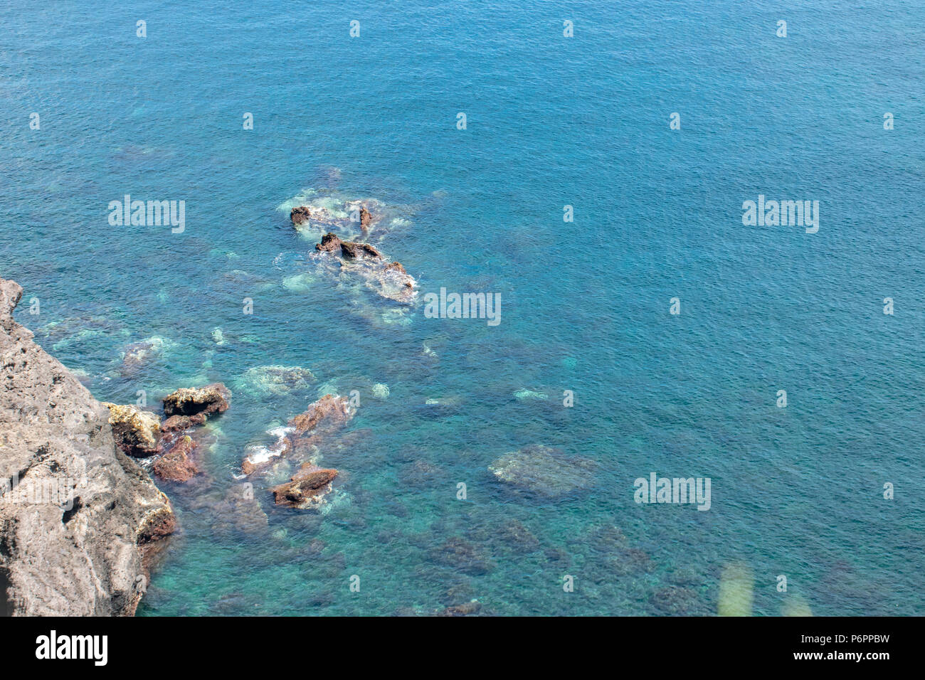 L'eau transparente sur les rochers Banque D'Images