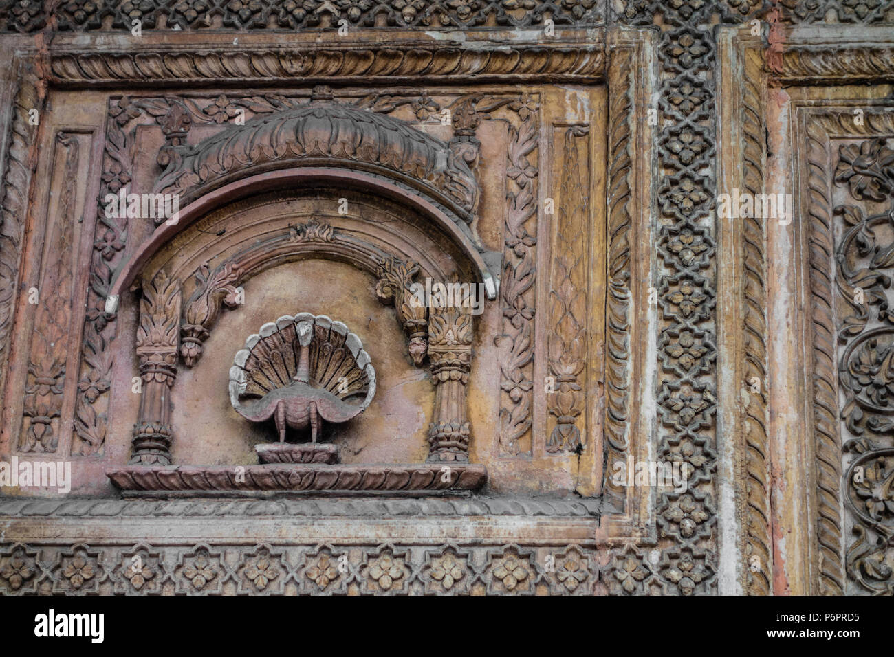 Détail d'une pièce d'une porte d'un haveli ou hôtel particulier typique du Rajasthan avec un tamia à Corner, National Crafts Museum, New Delhi, Inde Banque D'Images