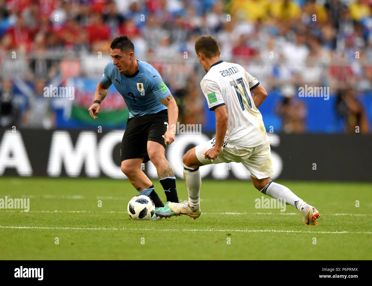 Samara, Russie - le 25 juin 2018. Le milieu de terrain uruguayen Christian Rodriguez et le milieu de terrain russe Roman Zobnin durant la Coupe du Monde FIFA 2018 correspondent à l'Uruguay Banque D'Images