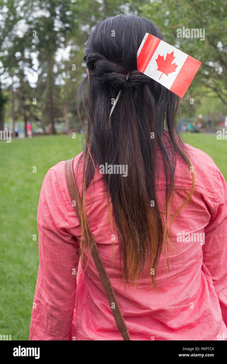Calgary, Canada. 1er juillet 2018. Femme porte un drapeau canadien dans ses cheveux pour célébrer la fête du Canada, au parc Sien Lok de Calgary's Chinatown. Rosanne Tackaberry/Alamy Live News. Banque D'Images