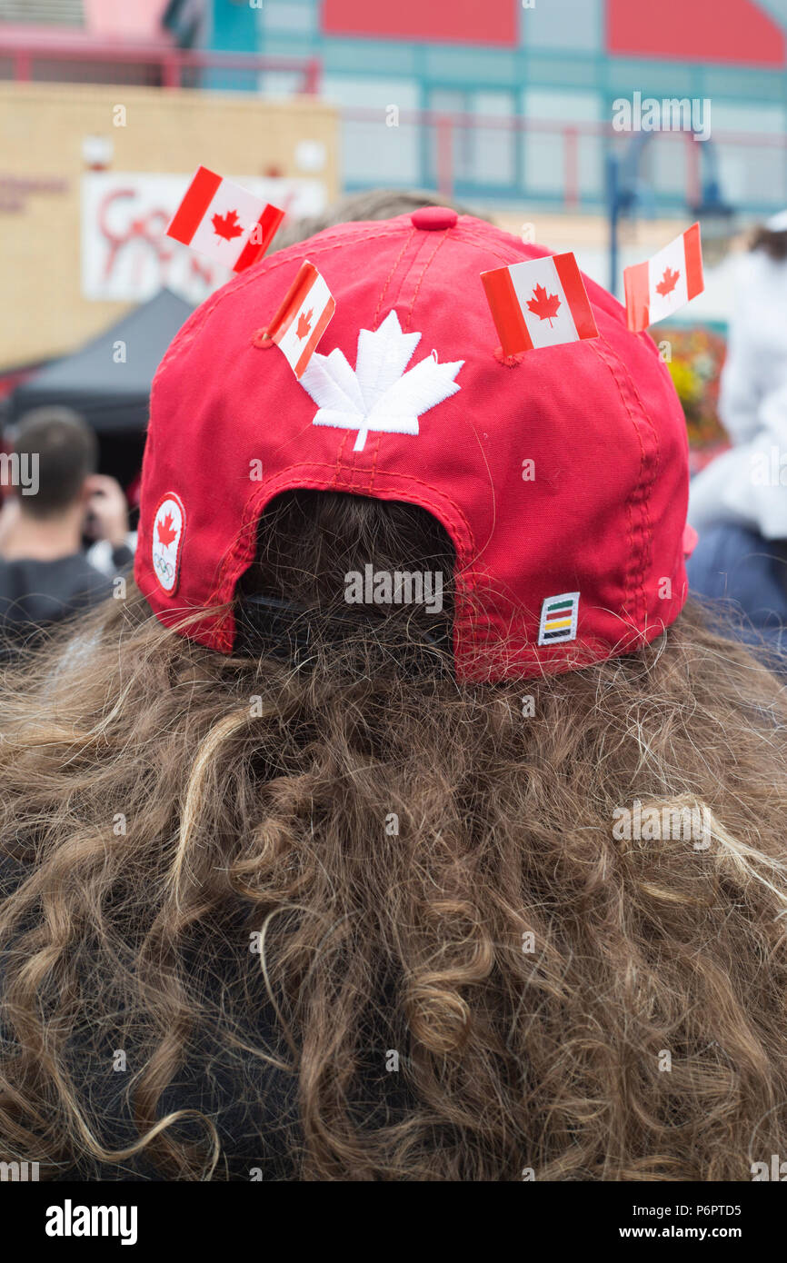 Calgary, Canada. 1er juillet 2018. Femme porte chapeau de base-ball avec des drapeaux canadiens à célébrer la fête du Canada, à l'Eau Claire, le centre-ville de Calgary. Rosanne Tackaberry/Alamy Live News. Banque D'Images
