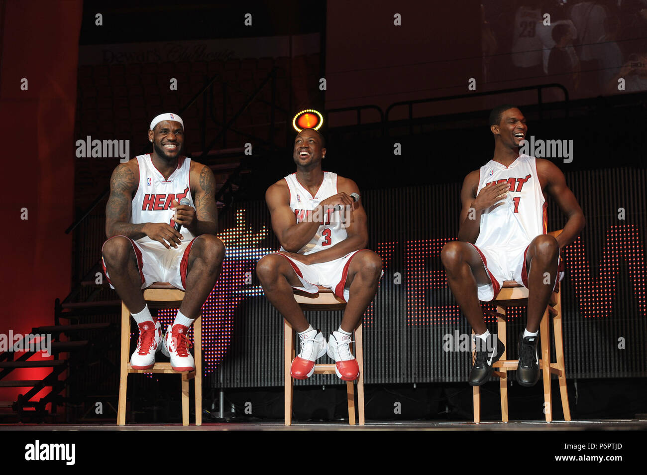 MIAMI - 09 juillet : (L-R) Chris Bosh, Dwyane Wade # 1 # 3, et LeBron James n°6 du Heat de Miami sont introduites à la chaleur de l'été 2010 Bienvenue à l'AmericanAirlines Arena de l'événement. Les "trois rois" a également reçu la clé de la ville le 9 juillet 2010 à Miami, Floride Personnes : Chris Bosh  Dwyane Wade LeBron James Banque D'Images