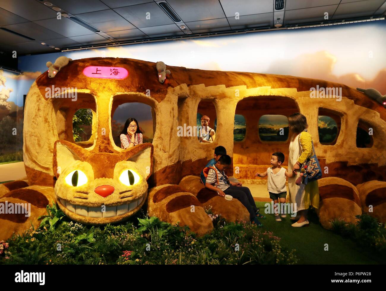 Shanghai, Chine. 1er juillet 2018. Les visiteurs voir le Catbus, un personnage dans l'animation japonaise fantasy film "Mon voisin Totoro" au cours de la 'Ghibli en Chine' exposition officielle tenue à l'Observatoire de Shanghai World Financial Center de Shanghai, la Chine orientale, le 1 juillet 2018. L'exposition officielle d'une part tenu par le Studio Ghibli en Chine continentale a été ouvert à Shanghai le dimanche, qui va durer au 7 octobre. Credit : Liu Ying/Xinhua/Alamy Live News Banque D'Images