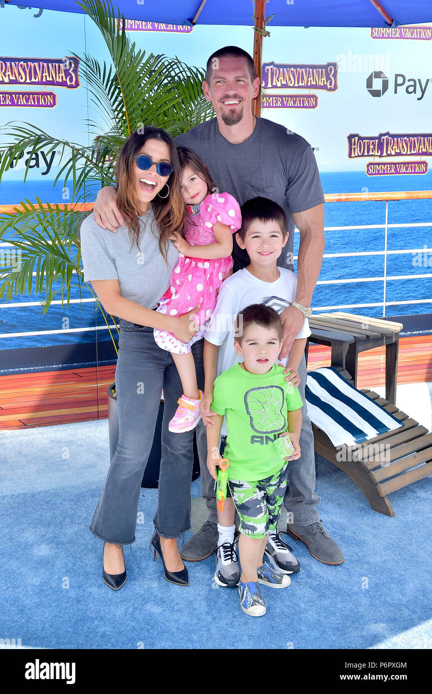 Sarah Shahi avec mari Steve Howey et enfants Violet Moon Howey, William Wolf et Knox Howey Howey bleu lors de la première mondiale du film "Hotel Transylvania 3 : Les vacances d'été / Hôtel Transylvanie 3 - un monstre Locations' au Regency Village Theatre. Los Angeles, l'utilisation dans le monde entier 30.06.2018 | Banque D'Images