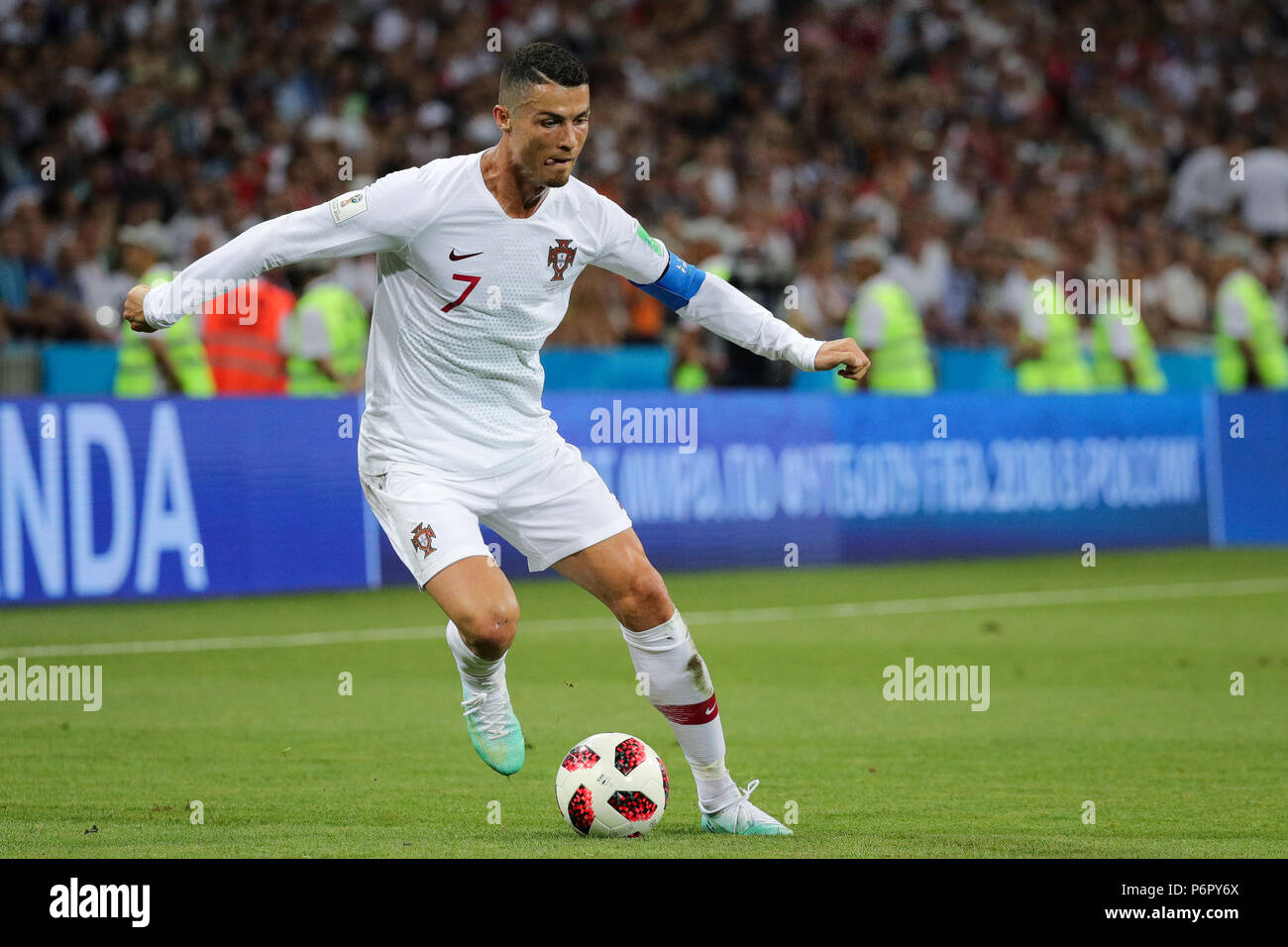 Sochi, Russie. 30 Juin, 2018. 30.06.2018, Russland, Sotschi : Fußball : WM, Finalrunde, Achtelfinale : Uruguay - Portugal im Sotschi-Stadion. Cristiano Ronaldo Portugal aus kontrolliert den Ball. Crédit : Christian Charisius/dpa/Alamy Live News Banque D'Images