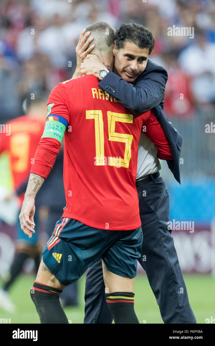 Moscou, Russie. 1er juillet 2018. Fernando Hierro (entraîneur, Sergio RAMOS ESP) troubles (ESP) et ils sont déçus après la défaite, se douchait, décapitation, déçu, triste, frustré, frustré, la moitié de la figure, la moitié de la figure, portrait, pleurer, pleurer, réconfortant, de consolation, de l'Espagne ( ESP) - Russie (RUS) 3 : 4 iE, ronde de 16, 51, Jeu sur 01.07.2018 à Moscou ; Coupe du Monde de Football 2018 en Russie à partir de la 14.06. - 15.07.2018. Utilisation dans le monde entier | Credit : dpa/Alamy Live News Banque D'Images