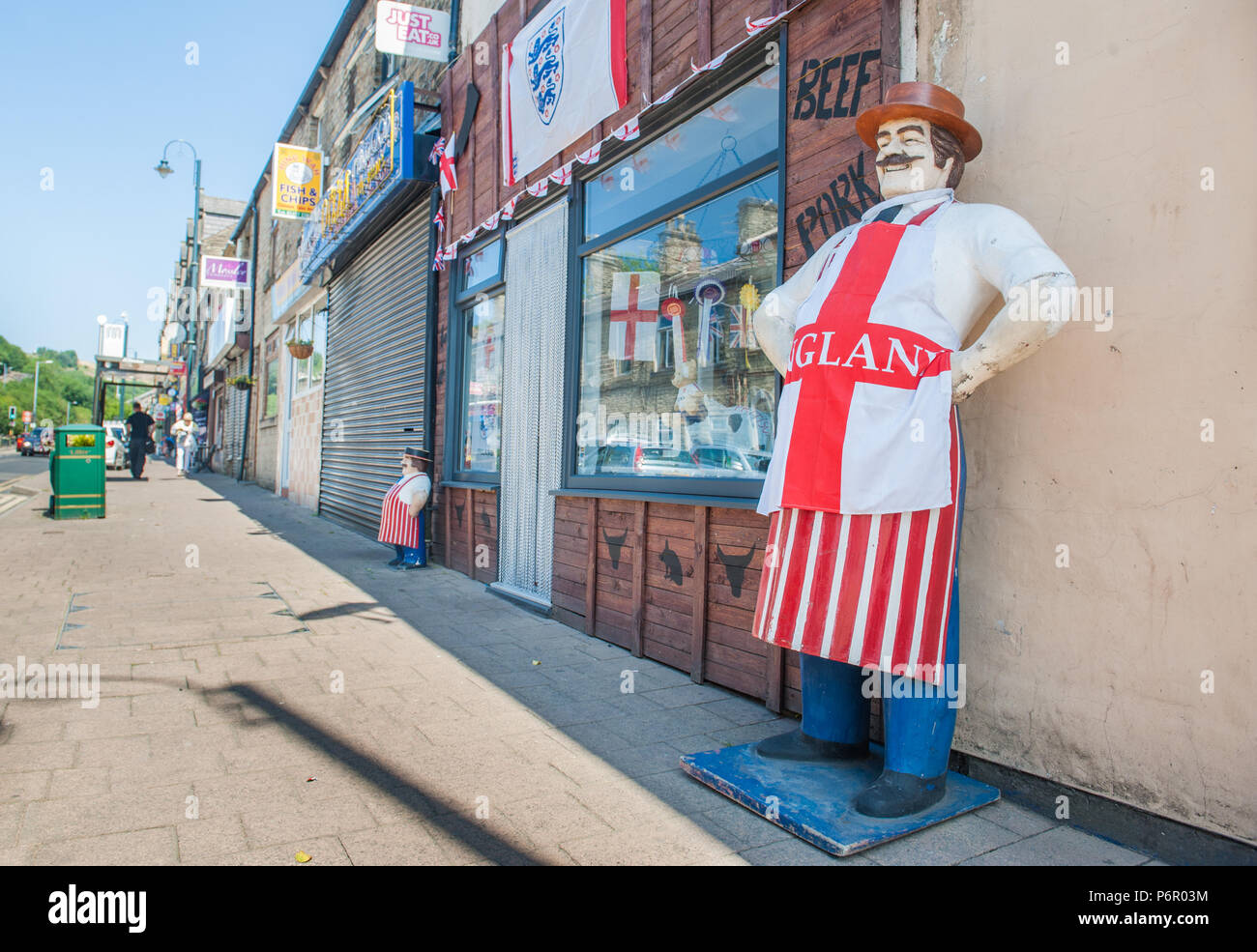 Mossley, Bellevue, Greater Manchester, UK. 2 juillet, 2018. Des bouchers locaux un magasin est décoré de drapeaux de l'Angleterre à venir de l'équipe nationale participe à la Coupe du Monde de la FIFA 2018, dans la ville de Mossley, Bellevue, Grand Manchester le lundi 2 juillet 2018. Crédit : Matthieu Wilkinson/Alamy Live News Banque D'Images