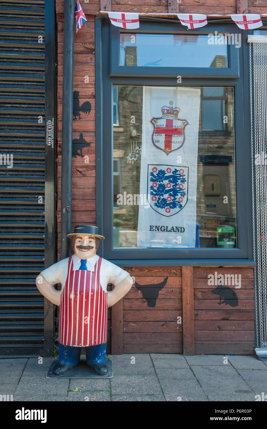 Mossley, Bellevue, Greater Manchester, UK. 2 juillet, 2018. Des bouchers locaux un magasin est décoré de drapeaux de l'Angleterre à venir de l'équipe nationale participe à la Coupe du Monde de la FIFA 2018, dans la ville de Mossley, Bellevue, Grand Manchester le lundi 2 juillet 2018. Crédit : Matthieu Wilkinson/Alamy Live News Banque D'Images