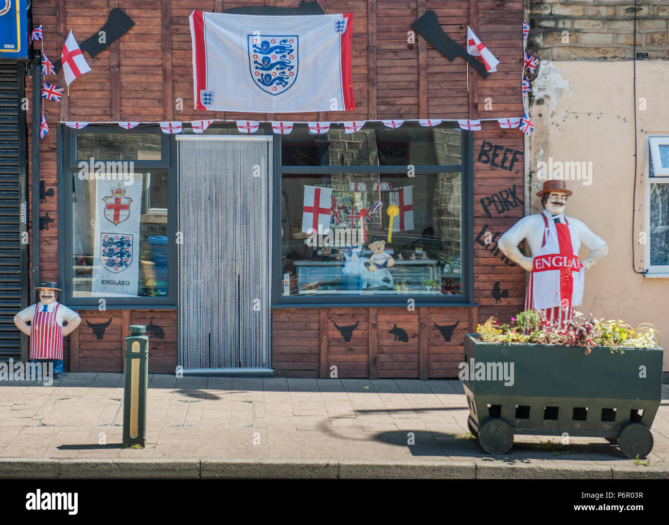 Mossley, Bellevue, Greater Manchester, UK. 2 juillet, 2018. Des bouchers locaux un magasin est décoré de drapeaux de l'Angleterre à venir de l'équipe nationale participe à la Coupe du Monde de la FIFA 2018, dans la ville de Mossley, Bellevue, Grand Manchester le lundi 2 juillet 2018. Crédit : Matthieu Wilkinson/Alamy Live News Banque D'Images