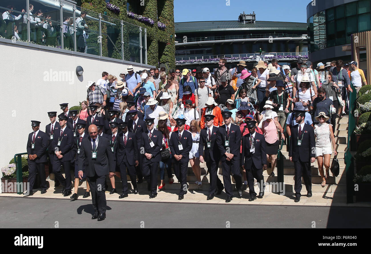 Les foules sont escortés dans AU CHAMPIONNAT, le tournoi de Wimbledon 2018, le tournoi de Wimbledon en 2018, 2018 Banque D'Images