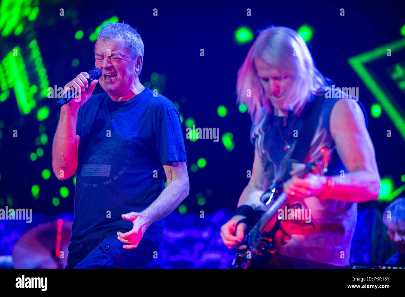 Chanteur de Deep Purple, Ian Gillan et guitariste de Deep Purple, Steve Morse effectuer. Deep purple joue lors Tauron Cracovie Arena dans le cadre de la tournée d'adieux, Les longs adieux de tour. Banque D'Images