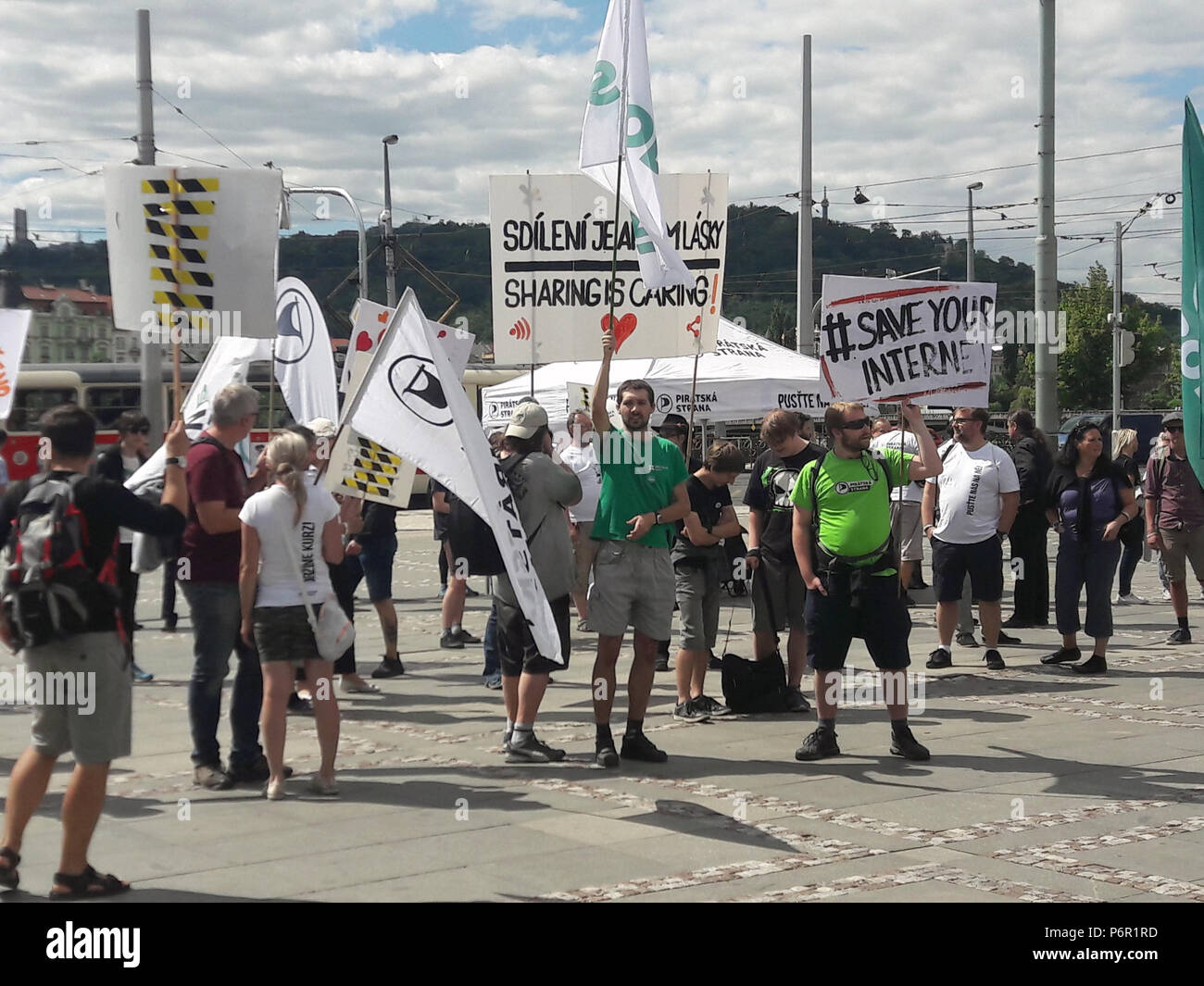 Prague, République tchèque. 1er juillet 2018. Plus d'une centaine de personnes ont soutenu la manifestation contre le projet de directive européenne sur le droit d'auteur qui, d'après la République tchèque et l'Internet censeurs Pirates est une concession faite aux lobbyistes de maisons d'édition, le 1 juillet 2018, à Prague, en République tchèque. Credit : Pavla Kubistova/CTK Photo/Alamy Live News Banque D'Images