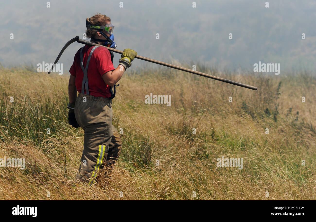 Bolton, Royaume-Uni. 2e juillet 2018. Plus de 100 pompiers de Lancashire et autres forces continuent de s'attaquer à un énorme incendie landes sur la colline d'hiver près de Boltonn, Lancashire. Le brasier a été commencé et délibérément fait rage depuis cinq jours couvrant une superficie de 7 kilomètres carrés. Photo par Paul Heyes, lundi 02 juillet, 2018. Crédit : Paul Heyes/Alamy Live News Banque D'Images