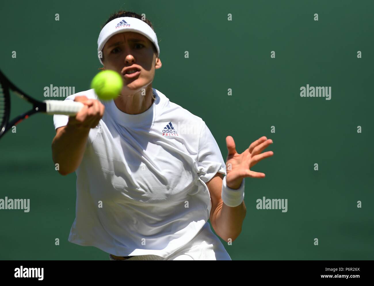 Londres, Royaume-Uni. 2e juillet 2018. Andrea Petkovic de Allemagne hits un retour au cours de la première série de match contre Shuai Zhang de Chine au championnat 2018 de Wimbledon à Londres, la Grande-Bretagne, le 2 juillet 2018. Andrea Petkovic a remporté 2-1. (Xinhua/Guo Qiuda) Credit : Xinhua/Alamy Live News Banque D'Images