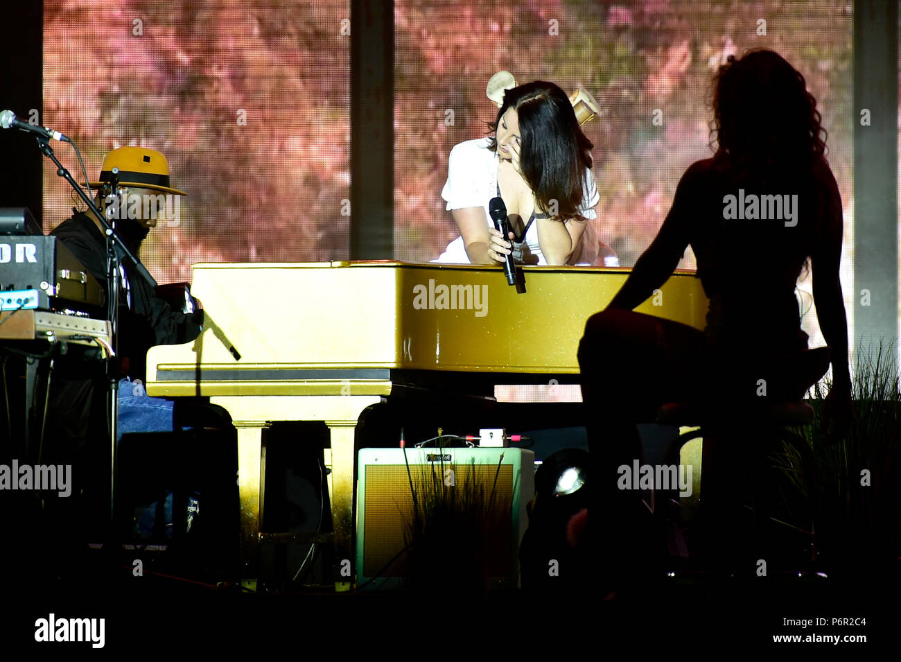 Panensky Týn, République tchèque. 29 Juin, 2018. Le chanteur Lana del Rey (Elizabeth Woolridge Grant) effectue au concert lors de la deuxième journée de festival d'Aérodrome à Panensky Týn, République tchèque, le vendredi 29 juin, 2018. Credit : Ondrej Hajek/CTK Photo/Alamy Live News Banque D'Images