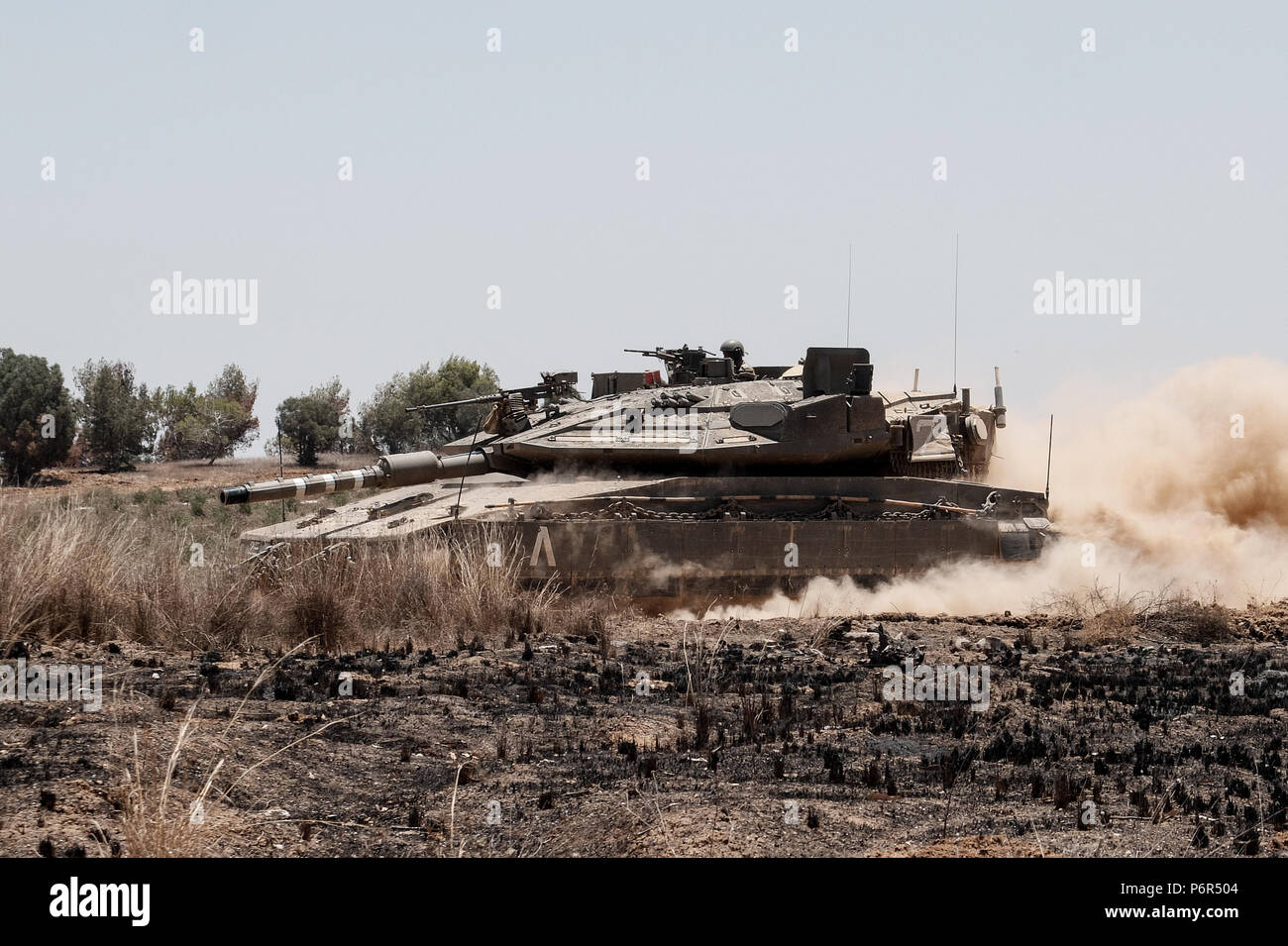 La frontière de la bande de Gaza, Israël. 2 juillet, 2018. Un équipage de char Merkava de Tsahal patrouiller la zone près de la bande de Gaza. Une vague d'incendies criminels le terrorisme palestinien est maintenant à son quatrième mois. Des bombes incendiaires et explosifs sont livrés à partir de la bande de Gaza en Israël par des ballons gonflés à l'hélium ou cerfs-volants. Quelque 40 kilomètres carrés de champs agricoles et forestières ont été incendiés. Banque D'Images