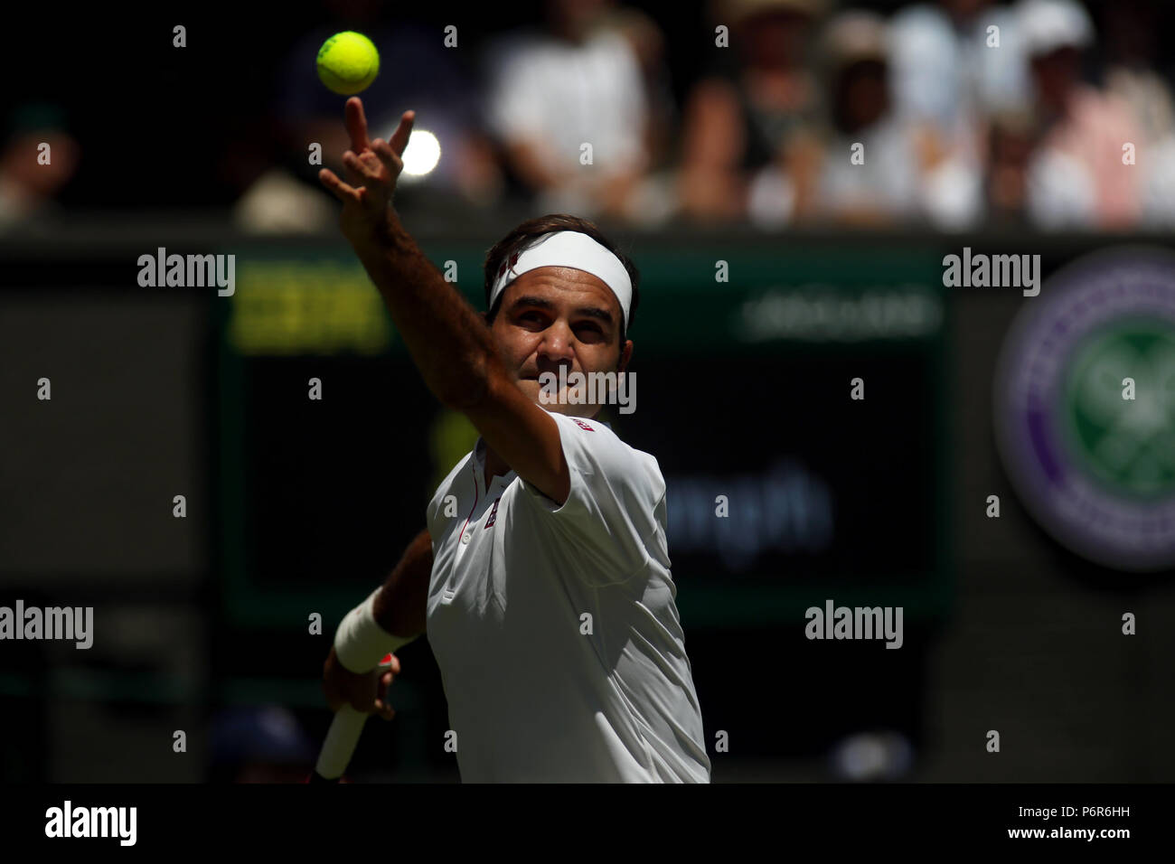 Londres, Angleterre, Juillet 2nd, 2018 : Wimbledon Tennis : Roger Federer Numéro 1 en poste au cours de son premier match contre Dusan Lajovic de Serbie à Wimbledon aujourd'hui. Crédit : Adam Stoltman/Alamy Live News Banque D'Images