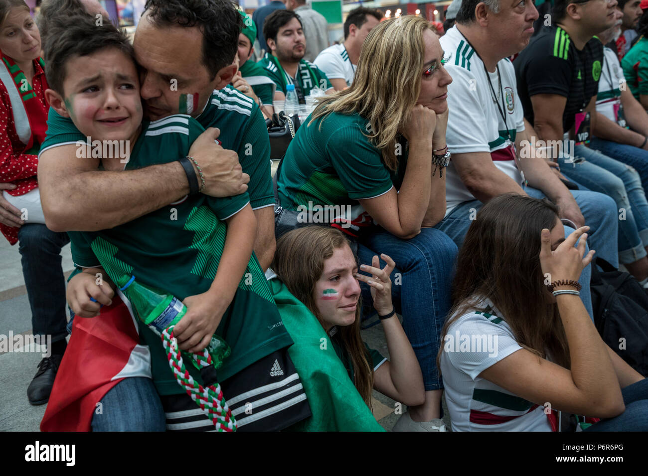 Moscou, Russie. 2 juillet, 2018. Un fans mexicains à la fin de la ronde de 16 match entre le Brésil et le Mexique à la Coupe du Monde de football 2018 dans le domaine de Samara, au ventilateur mexicain maison au centre de Moscou, Russie Crédit : Nikolay Vinokourov/Alamy Live News Banque D'Images