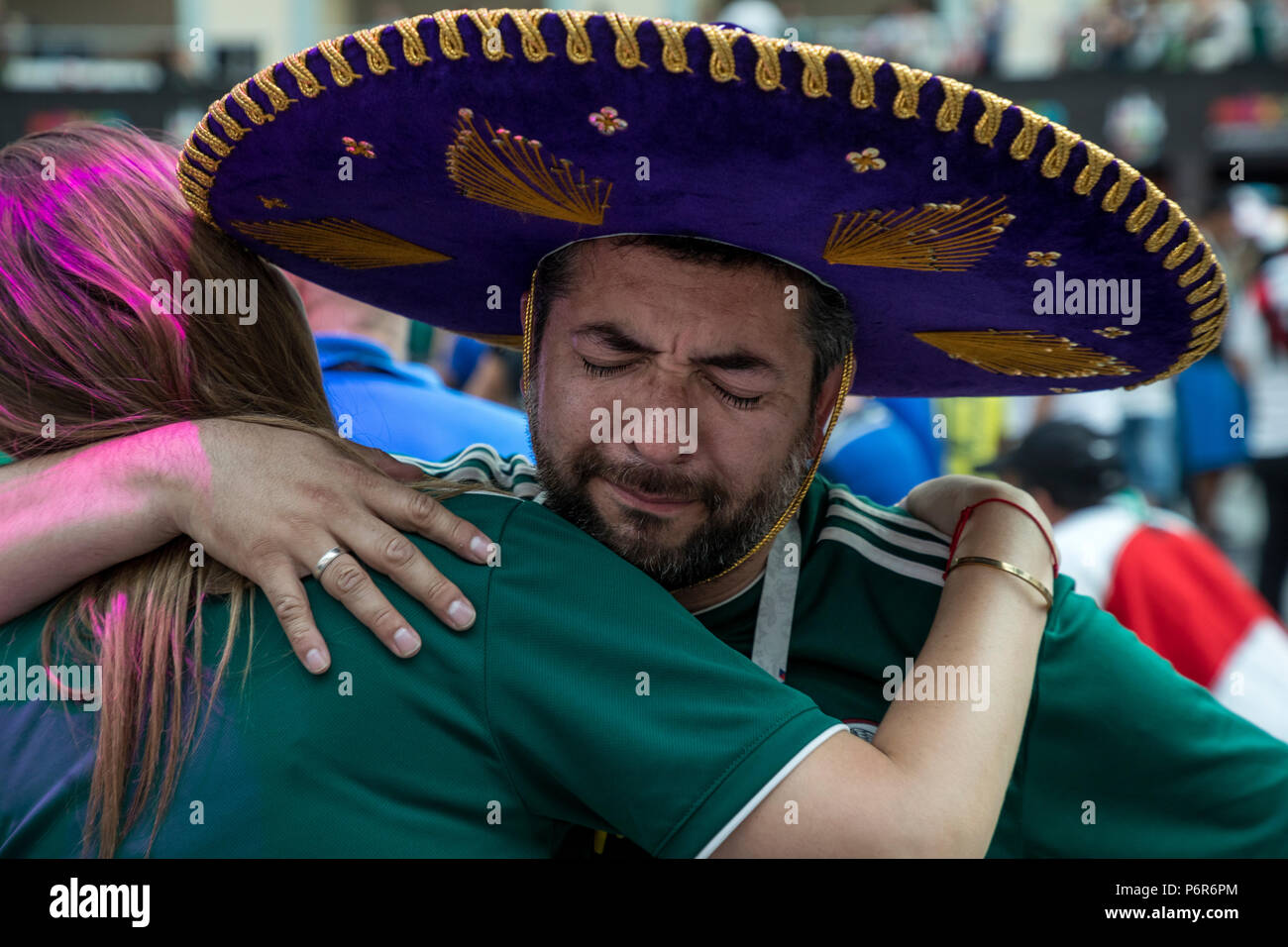 Moscou, Russie. 2 juillet, 2018. Un fans mexicains à la fin de la ronde de 16 match entre le Brésil et le Mexique à la Coupe du Monde de football 2018 dans le domaine de Samara, au ventilateur mexicain maison au centre de Moscou, Russie Crédit : Nikolay Vinokourov/Alamy Live News Banque D'Images