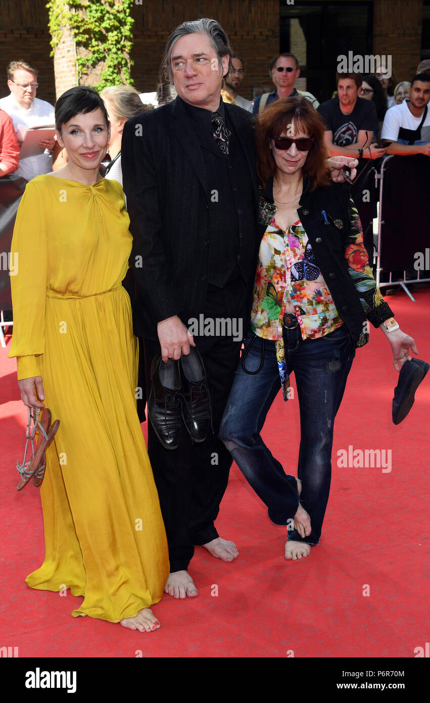 Munich, Allemagne. 07 juillet, 2018. Comédienne Meret Becker (de gauche à droite), le musicien Blixa Bargeld, et l'actrice Amanda Plummer, arrivant à l'CineMerit Gala. Crédit : Felix Hörhager/dpa/Alamy Live News Banque D'Images