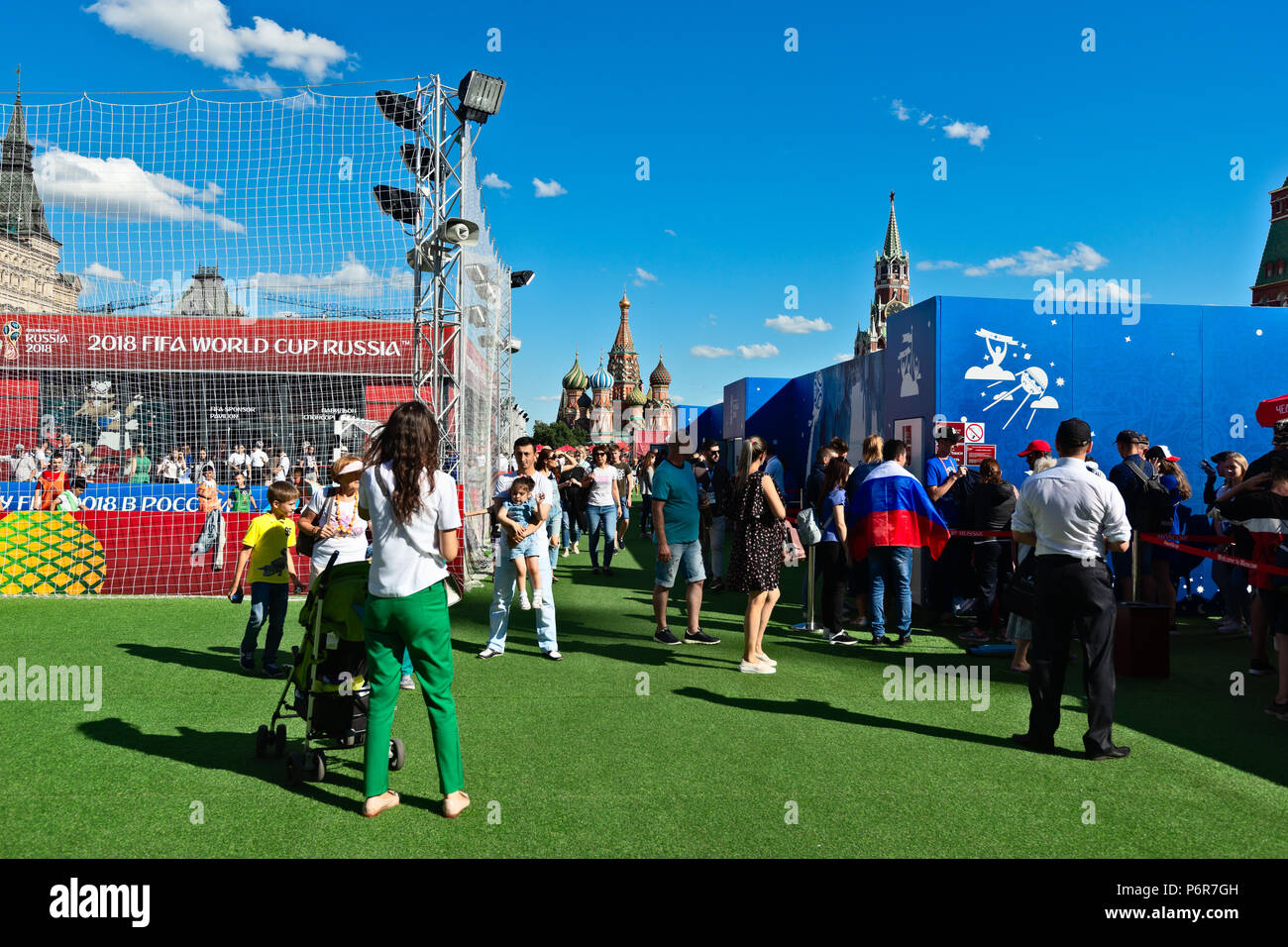 Coupe du Monde de la FIFA, Moscou, lundi, Juillet 02, 2018. Journée ensoleillée et chaude à Moscou. Fans de football, des touristes internationaux et moscovites se divertir près du Kremlin. Une zone de football est organisé sur la Place Rouge. Des équipes internationales d'enfants et d'adultes jouent au football (soccer). Les gens peuvent également jouer au baby-foot et de s'engager dans une variété d'activités consacrées au football (soccer), Coupe du monde, et le sport en général. Les fans de football international tour Moscou, Moscou apprendre des points de repère et faire connaissance les uns avec les autres et le peuple russe. Crédit : Alex's Pictures/Alamy Live News Banque D'Images