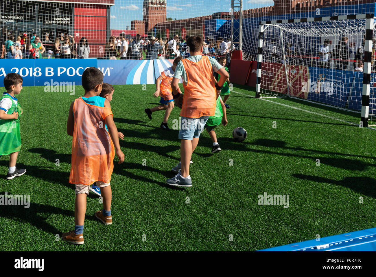 Coupe du Monde de la FIFA, Moscou, lundi, Juillet 02, 2018. Journée ensoleillée et chaude à Moscou. Fans de football, des touristes internationaux et moscovites se divertir près du Kremlin. Une zone de football est organisé sur la Place Rouge. Des équipes internationales d'enfants et d'adultes jouent au football (soccer). Les gens peuvent également jouer au baby-foot et de s'engager dans une variété d'activités consacrées au football (soccer), Coupe du monde, et le sport en général. Les futurs champions. Crédit : Alex's Pictures/Alamy Live News Banque D'Images