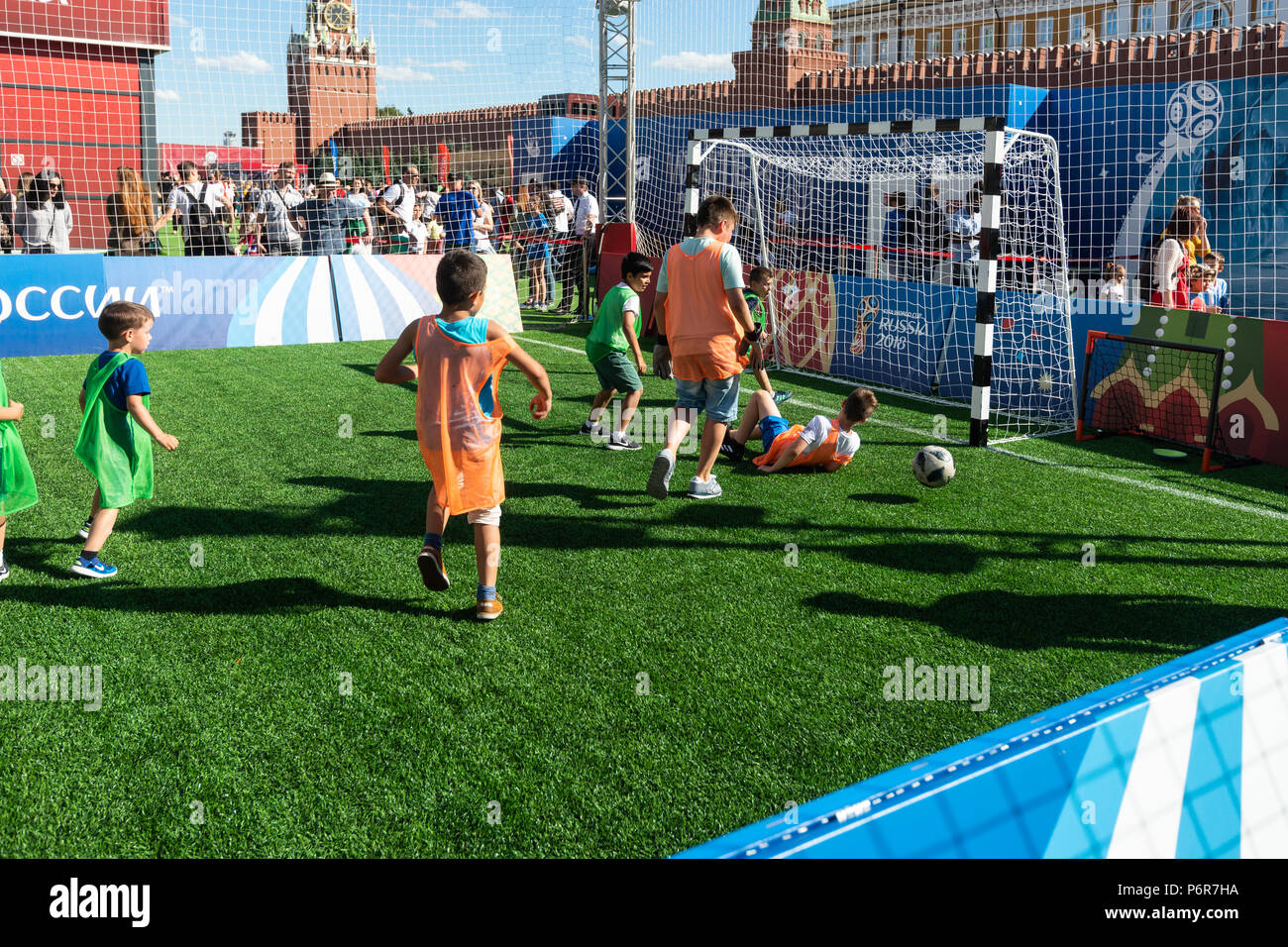 Coupe du Monde de la FIFA, Moscou, lundi, Juillet 02, 2018. Journée ensoleillée et chaude à Moscou. Fans de football, des touristes internationaux et moscovites se divertir près du Kremlin. Une zone de football est organisé sur la Place Rouge. Des équipes internationales d'enfants et d'adultes jouent au football (soccer). Les gens peuvent également jouer au baby-foot et de s'engager dans une variété d'activités consacrées au football (soccer), Coupe du monde, et le sport en général. Les futurs champions. Crédit : Alex's Pictures/Alamy Live News Banque D'Images