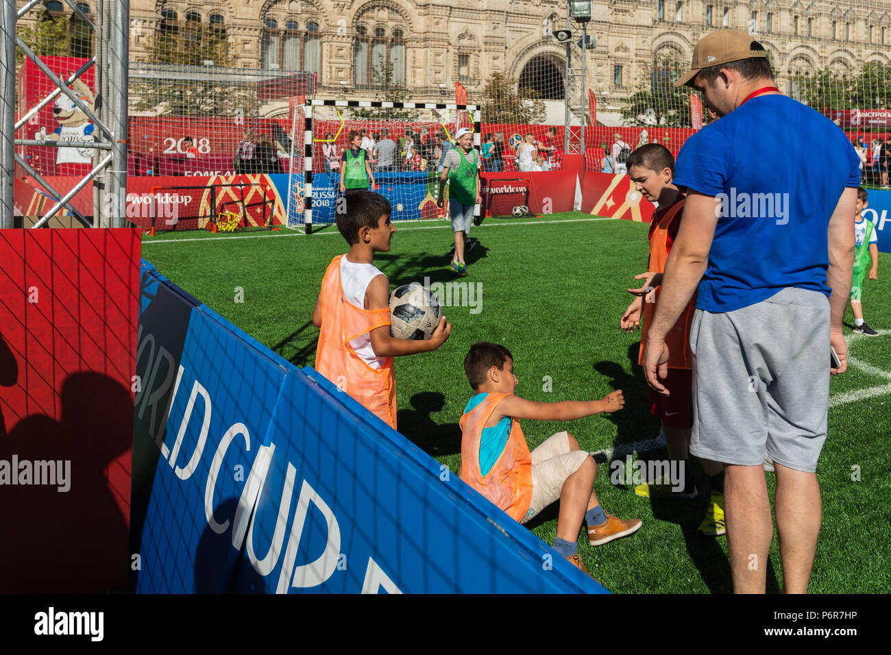 Coupe du Monde de la FIFA, Moscou, lundi, Juillet 02, 2018. Journée ensoleillée et chaude à Moscou. Fans de football, des touristes internationaux et moscovites se divertir près du Kremlin. Une zone de football est organisé sur la Place Rouge. Des équipes internationales d'enfants et d'adultes jouent au football (soccer). Les gens peuvent également jouer au baby-foot et de s'engager dans une variété d'activités consacrées au football (soccer), Coupe du monde, et le sport en général. Les futurs champions. Crédit : Alex's Pictures/Alamy Live News Banque D'Images