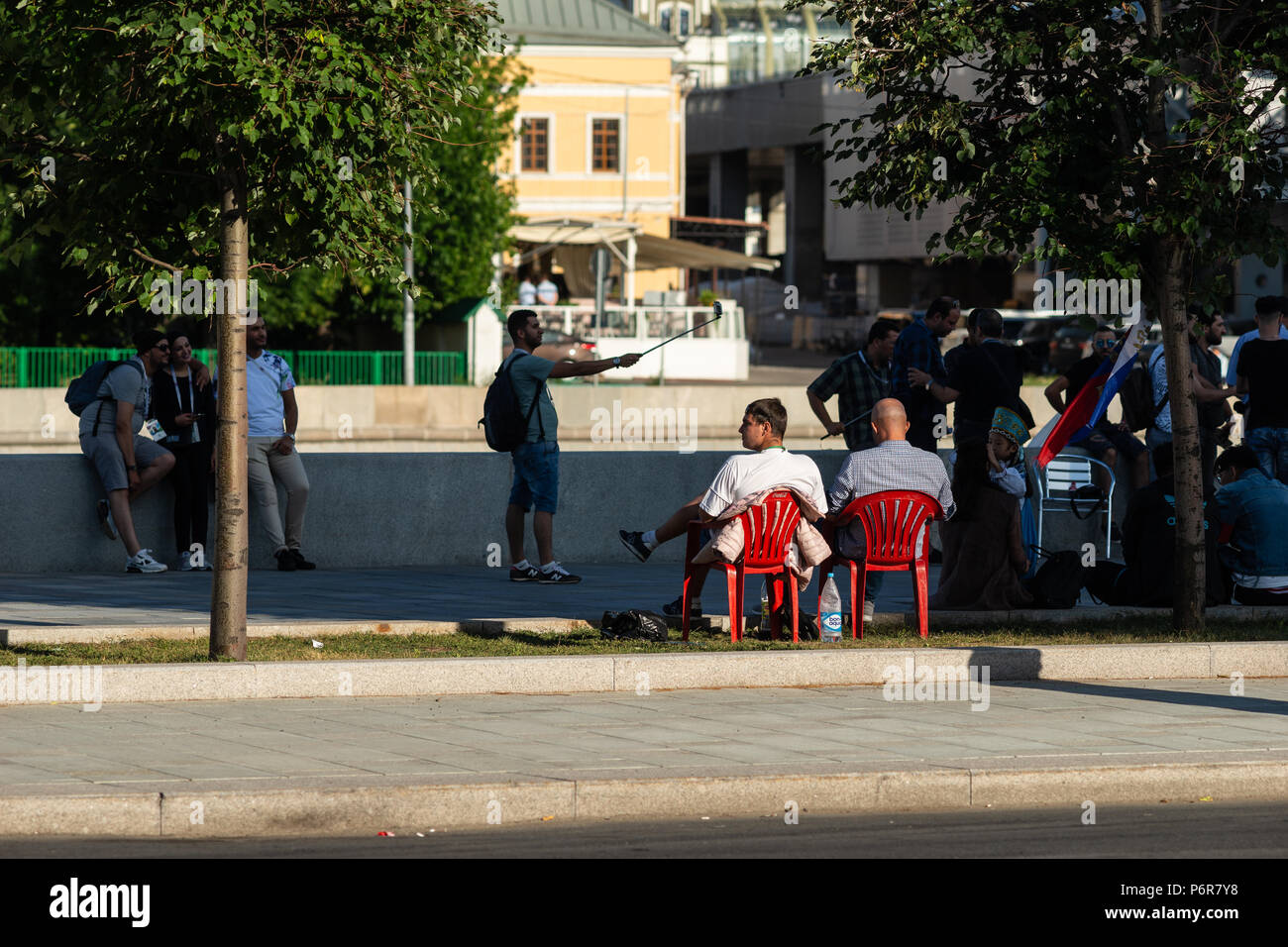 Coupe du Monde de la FIFA, Moscou, lundi, Juillet 02, 2018. Journée ensoleillée et chaude à Moscou. Fans de football, des touristes internationaux et moscovites se divertir près du Kremlin. Le football international d' amusements, Moscou Moscou apprendre des points de repère et faire connaissance les uns avec les autres et le peuple russe. Ventilateur informelle, sur la berge de la rivière de Moscou. Crédit : Alex's Pictures/Alamy Live News Banque D'Images