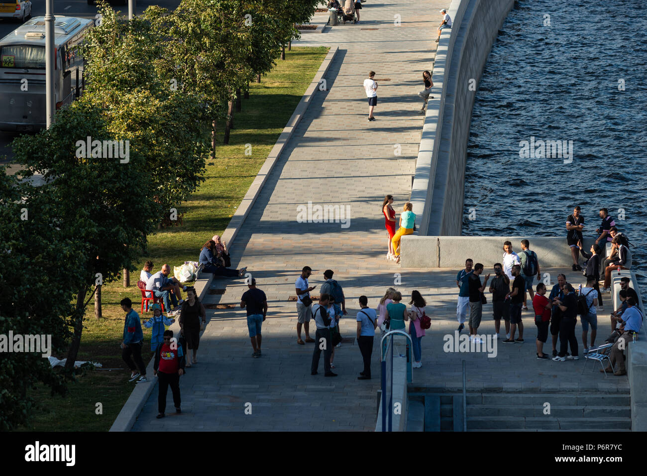 Coupe du Monde de la FIFA, Moscou, lundi, Juillet 02, 2018. Journée ensoleillée et chaude à Moscou. Fans de football, des touristes internationaux et moscovites se divertir près du Kremlin. Le football international d' amusements, Moscou Moscou apprendre des points de repère et faire connaissance les uns avec les autres et le peuple russe. Ventilateur informelle, sur la berge de la rivière de Moscou. Crédit : Alex's Pictures/Alamy Live News Banque D'Images