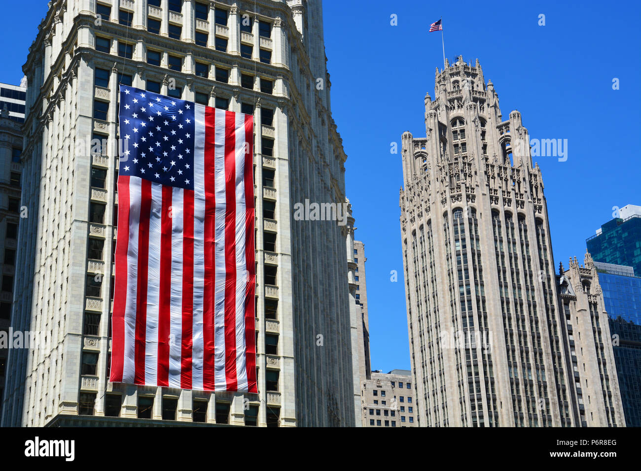Chicago, Illinois / USA - Juillet 2, 2018 : un drapeau américain de huit étages décore le côté de Chicago Wrigley Building pour le 4 juillet célébrations. Credit : D Guest Smith/Alamy Live News Banque D'Images
