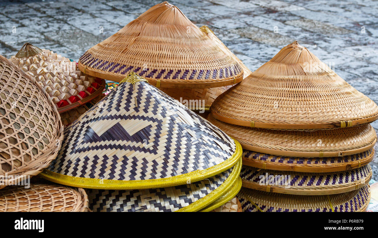 Vente de chapeaux asiatiques sur le marché de la Chine. Banque D'Images