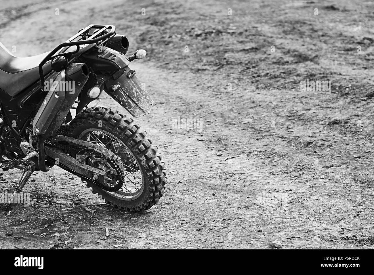 Moto-cross moto ou vélo de montagne prenant part à la concurrence motocros stationnée sur terrain sale road Banque D'Images