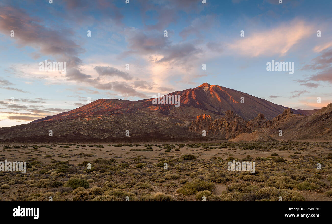 Le volcan de Teide au coucher du soleil et de la lumière du désert de lave paysage panoramique. Canaries, Espagne. Banque D'Images