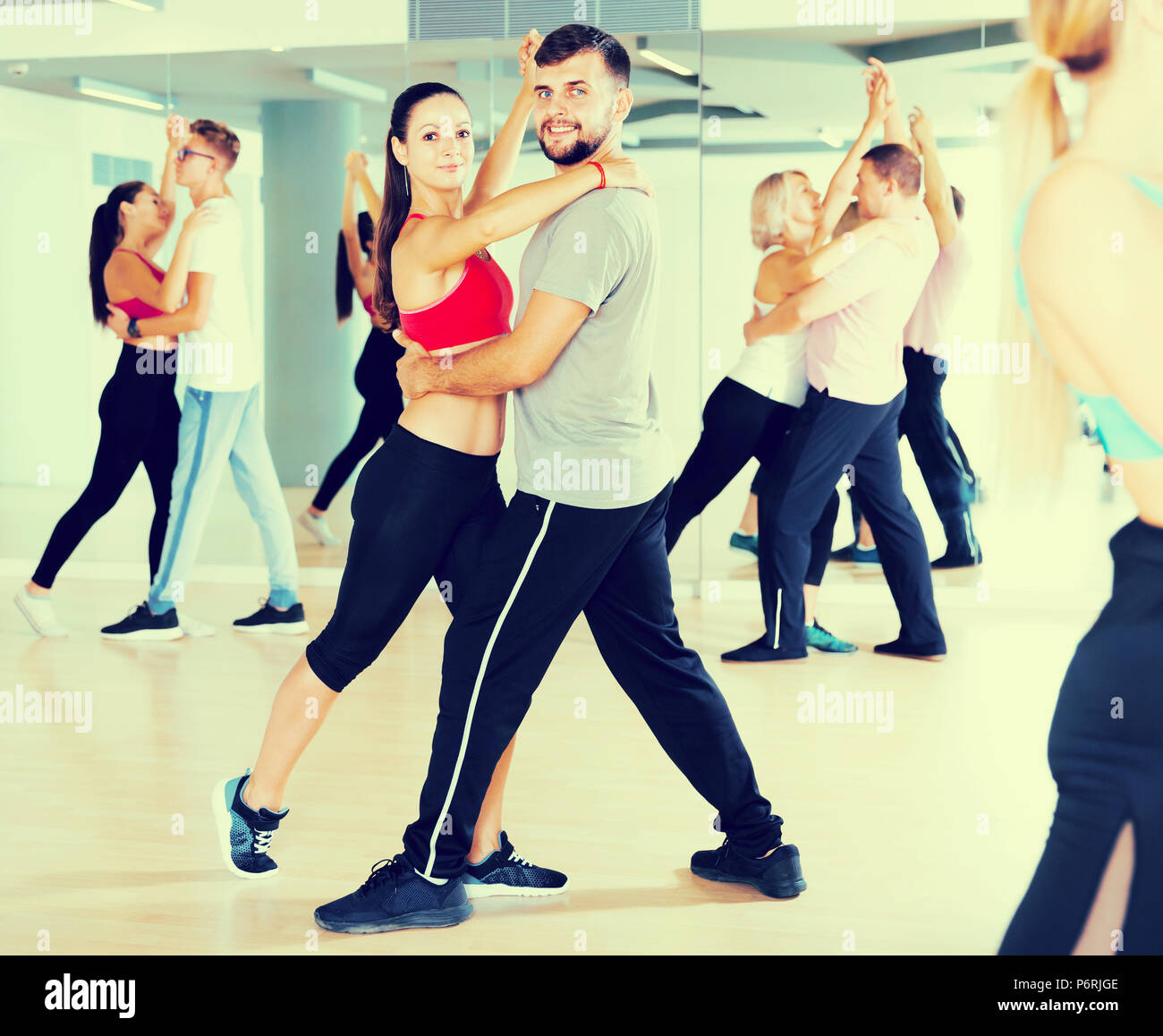 Danse Danse Sports paire ensemble en studio Banque D'Images