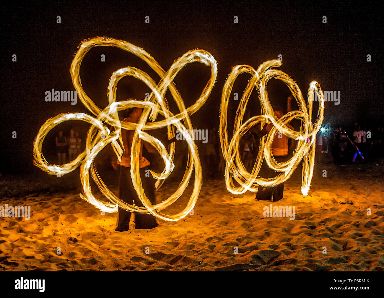 Danseurs de feu philippins à White Beach spinning pots à feu la création de motifs abstraits dans la nuit. Puerto Galera, Mindoro oriental, Philippines Banque D'Images