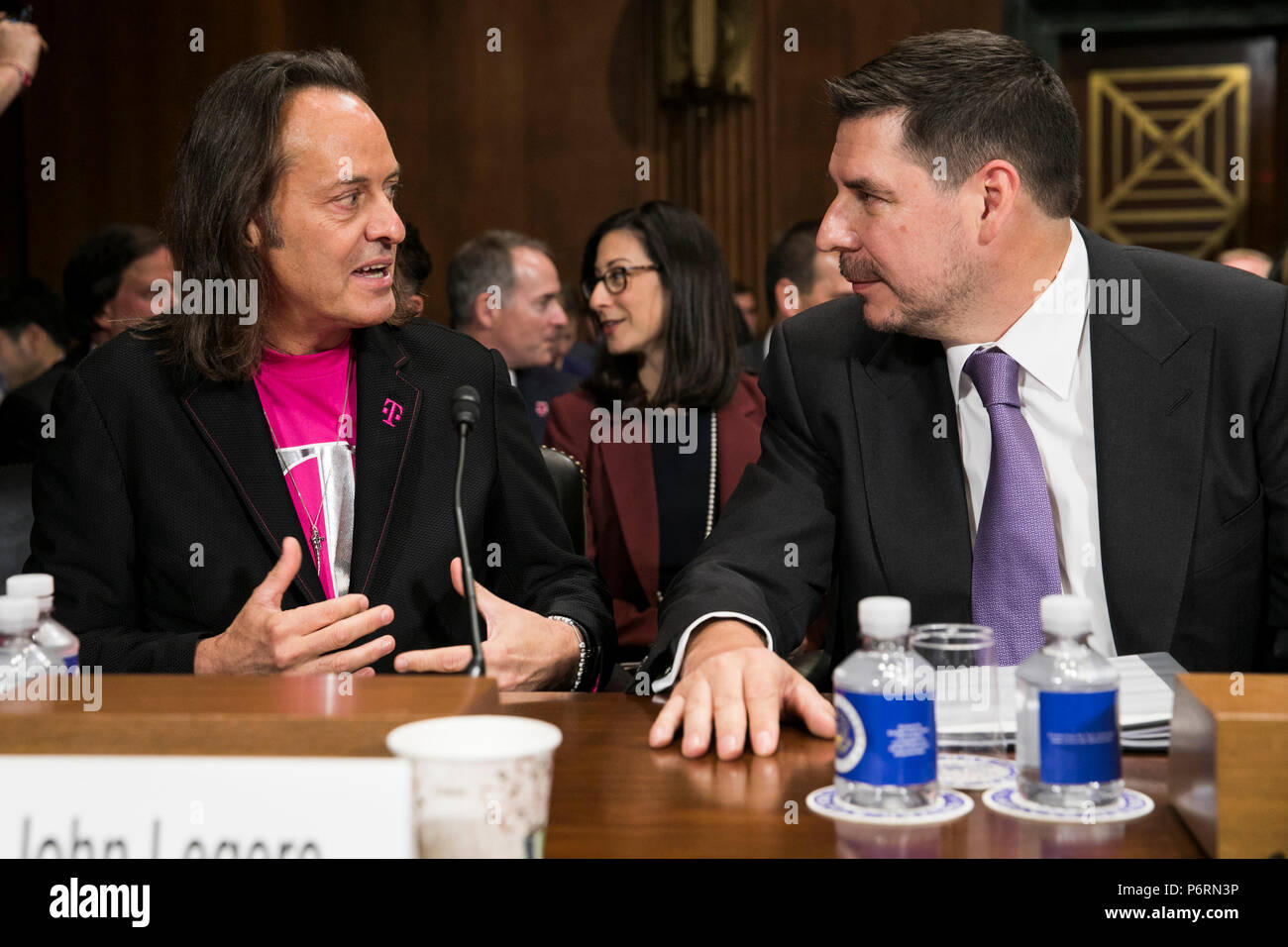 John Legere, PDG, T-Mobile US, et Marcelo Claure, Sprint Corporation témoigner devant un comité judiciaire du Sénat sur l'audience en attente de T-Mobile et Banque D'Images