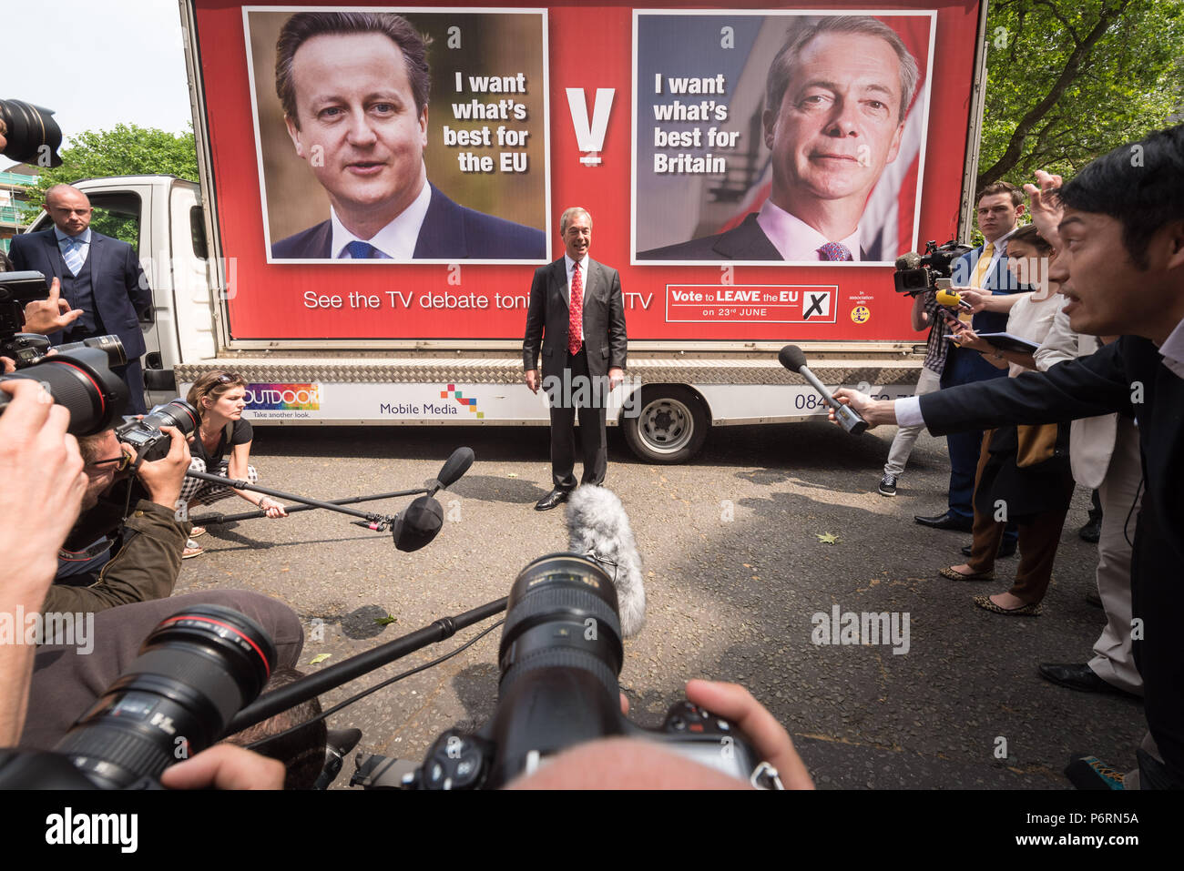 Smith Square, Westminster, London, UK. 7 juin, 2016. Leader de l'UKIP Nigel Farage lance un nouveau référendum UE affiche de campagne avant son débat avec Banque D'Images