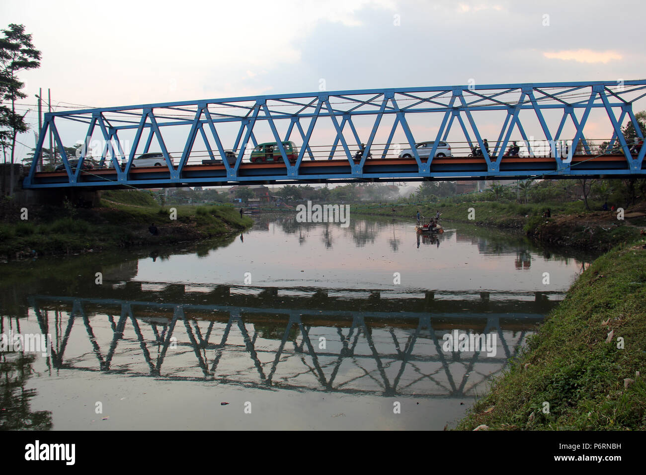 Véhicules passent le pont de la rivière Citarum, Bandung, Indonésie. Banque D'Images