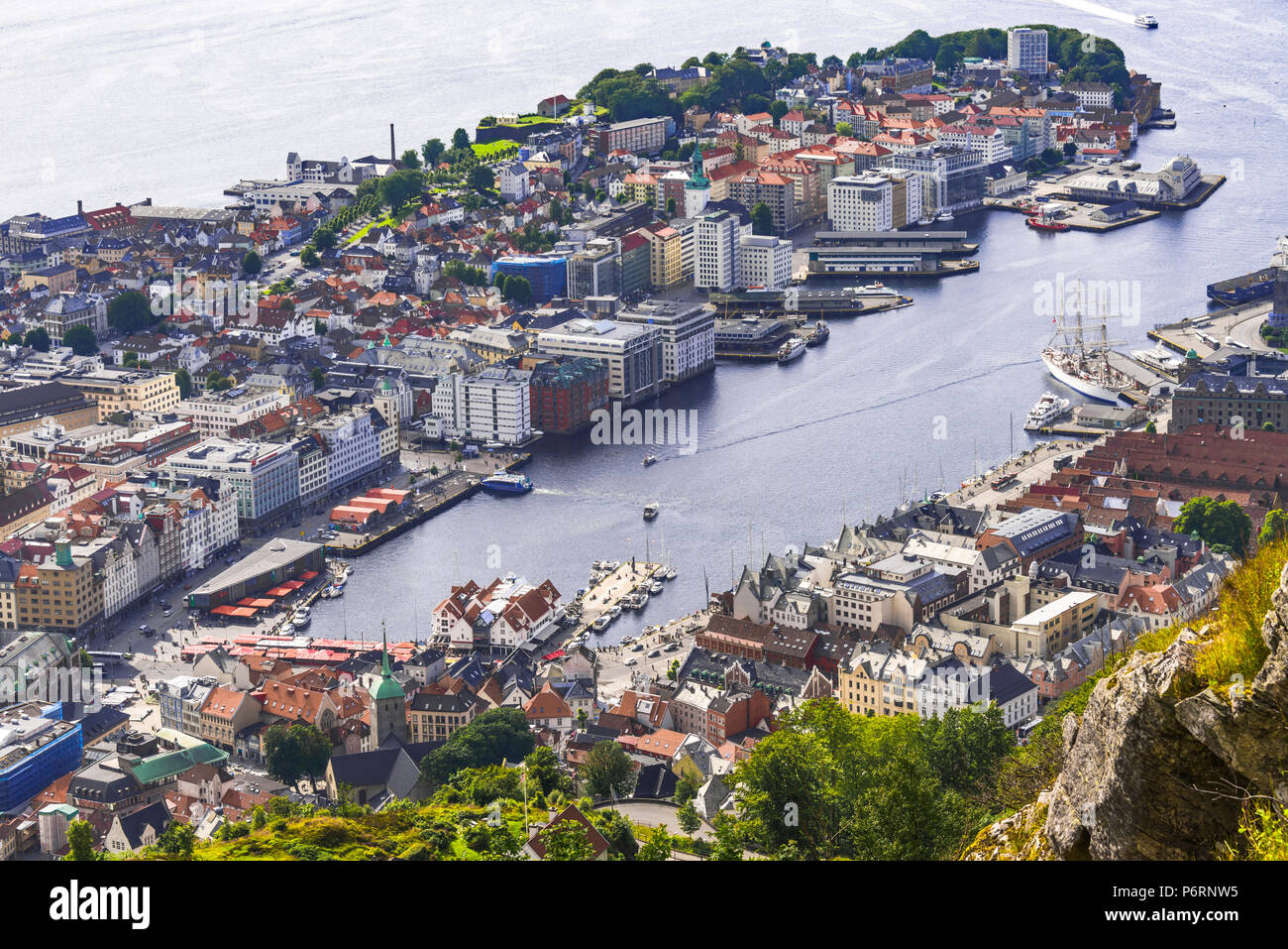 Panorama ville Bergen, Norvège, du centre-ville et baie portuaire Vagen, vue depuis le mont Floyen Banque D'Images