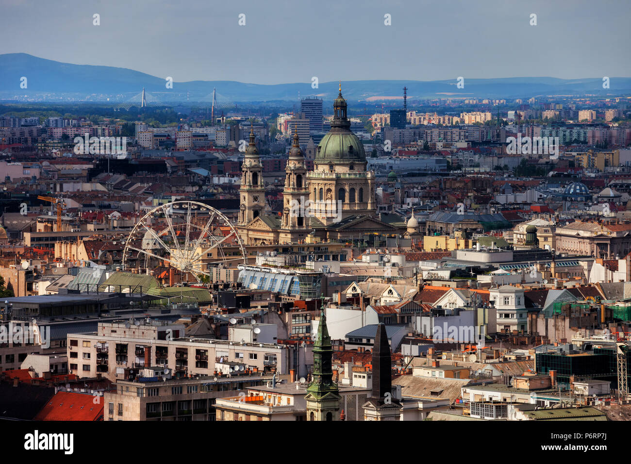 Budapest, capitale de la Hongrie avec la ville de la basilique Saint-Étienne et la Grande Roue Banque D'Images
