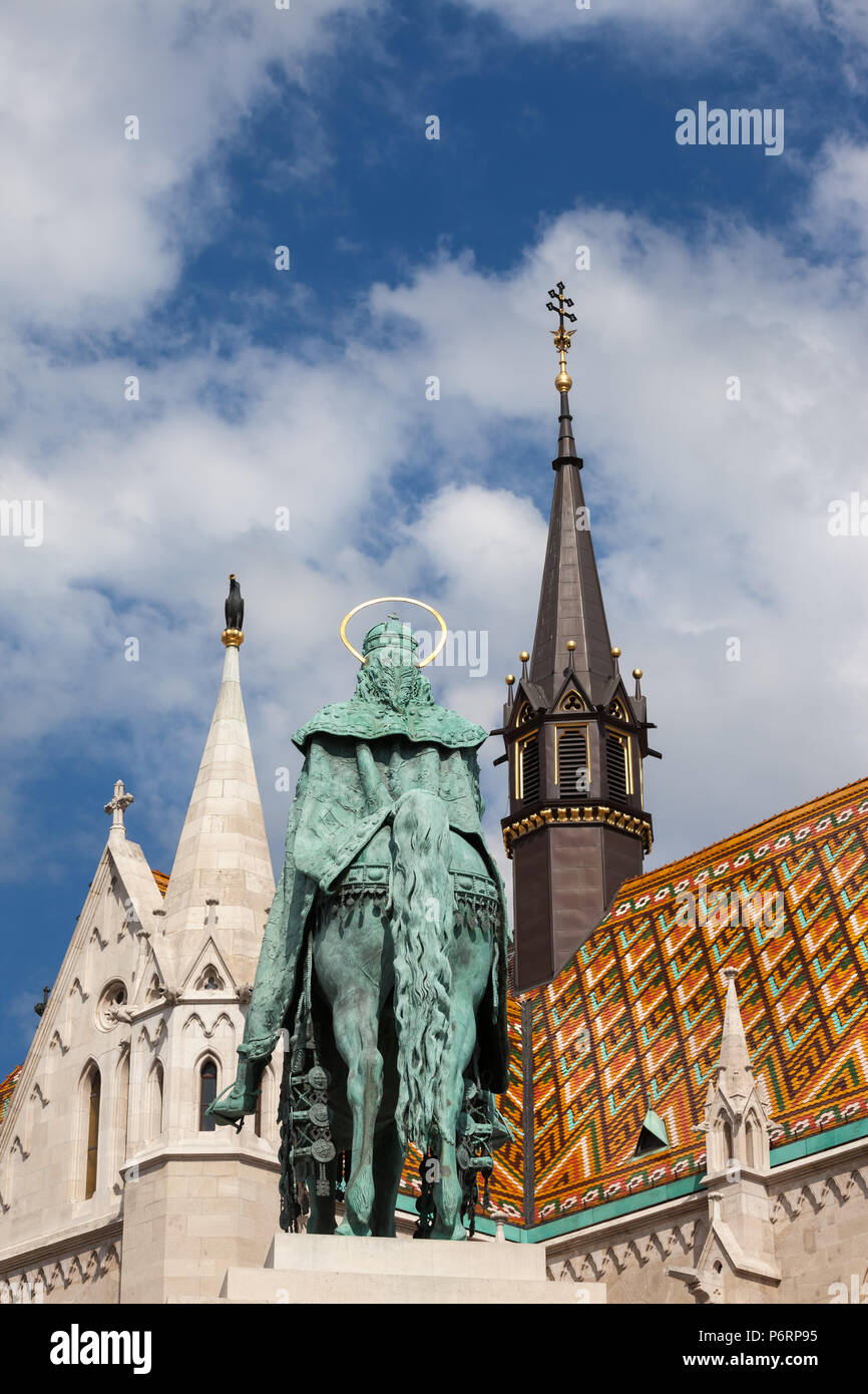 La Hongrie, Budapest, rue King Stephen (1906) monument et l'église Matthias motif de losange, toit de tuiles et ses flèches Banque D'Images