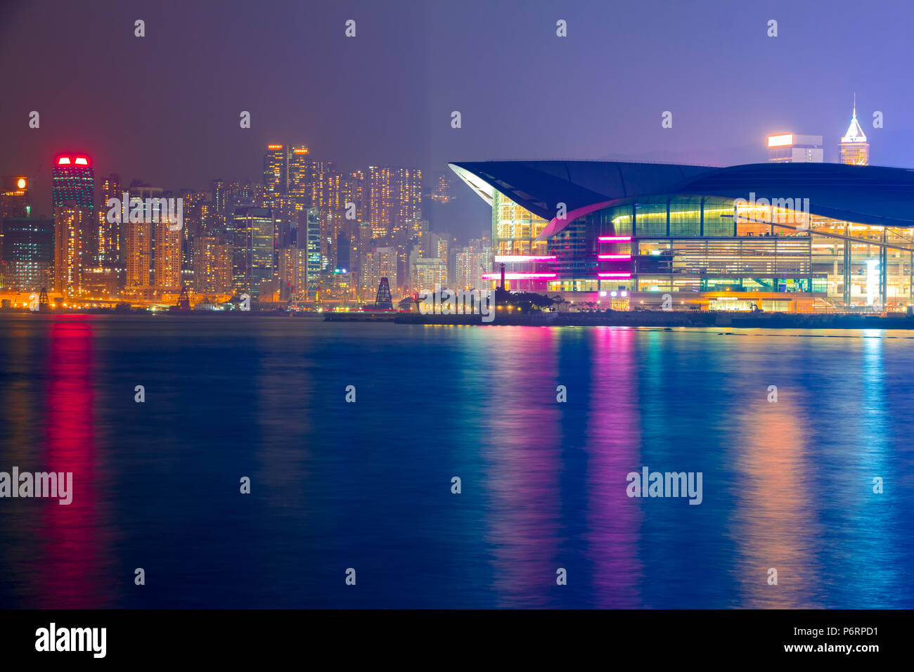 Hong Kong. Vue de nuit sur l'île et de remblai Convention and Exhibition Centre avec des lumières de la nuit Banque D'Images