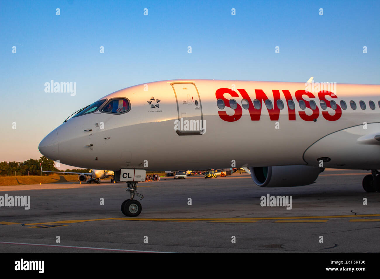 Pula, Croatie - 30 juin 2018 : Swiss Airlines Bombardier CS300 Le parking de l'aéroport de Pula Banque D'Images