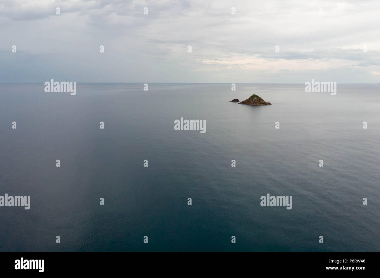 Les petites îles dans le calme mer bleue de la côte de Tottori, Japon Banque D'Images