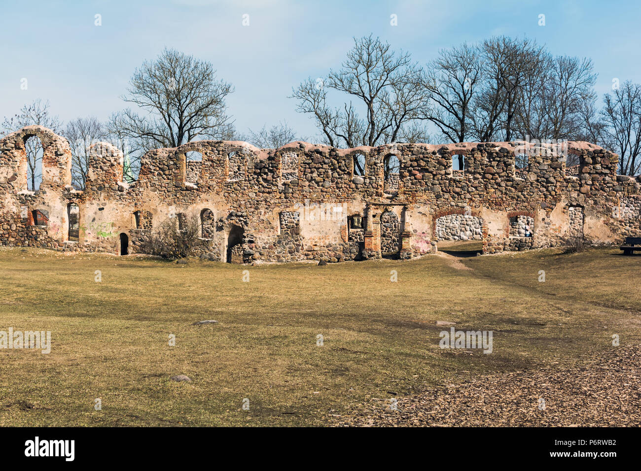 Ruines du château médiéval de Dobele construit en 1335 par l'ordonnance sur la Livonienne abandonné semigallian fortin. Ville de Dobele est situé dans le centre historique Banque D'Images