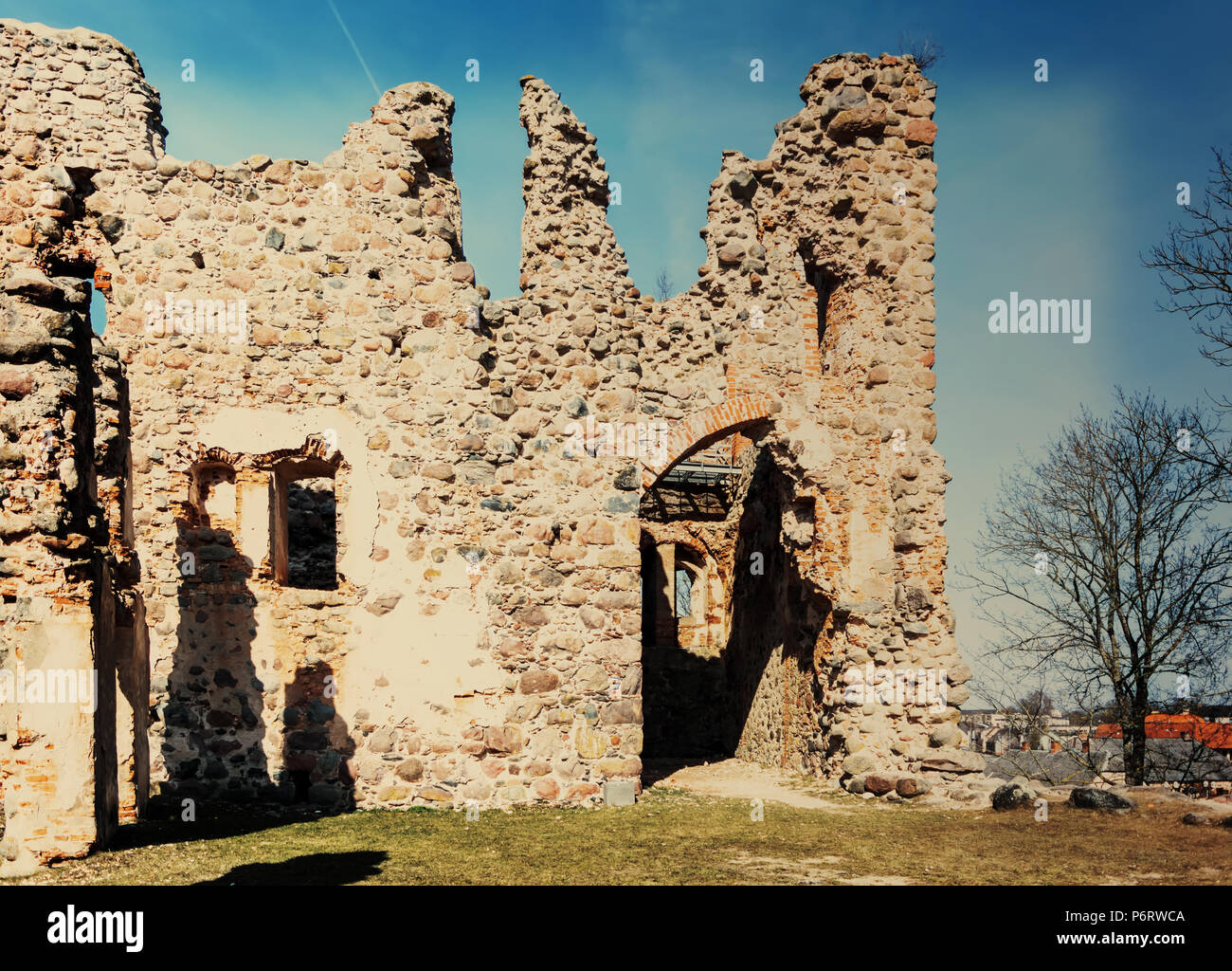 Ruines du château médiéval de Dobele construit en 1335 par l'ordonnance sur la Livonienne abandonné semigallian fortin. Ville de Dobele est situé dans le centre historique Banque D'Images