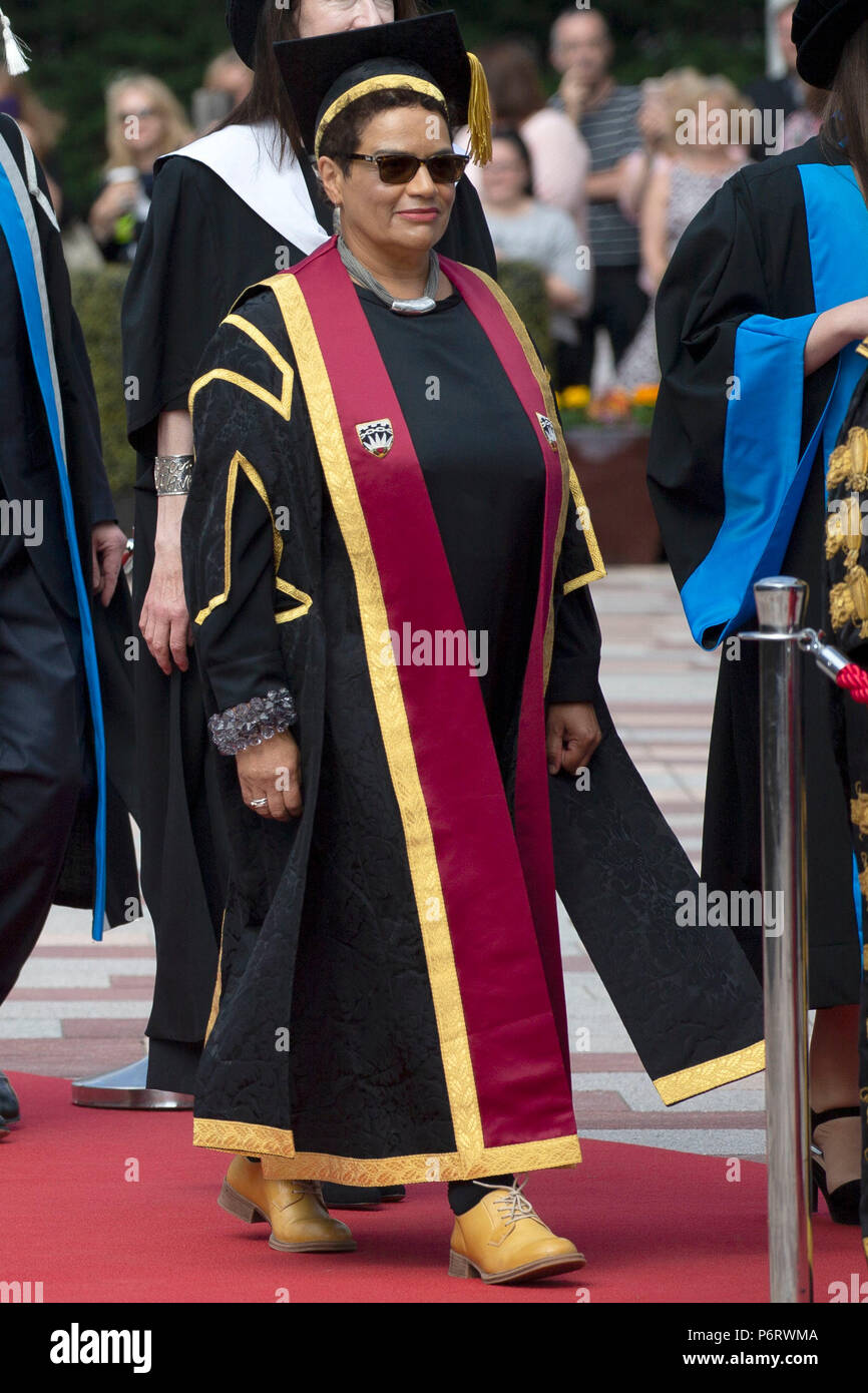 Poète et Ecosse de Makar Jackie Kay assiste à la cérémonie d'installation de musicien Annie Lennox comme nouveau chancelier de l'Université Caledonian à Glasgow, Glasgow. Banque D'Images